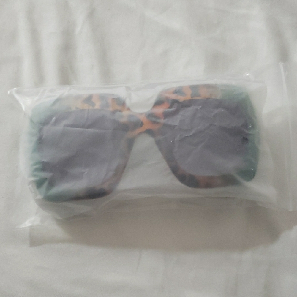 Vacation Stylish Tortoiseshell and Green Women's Sunglasses - Picture 5 of 5